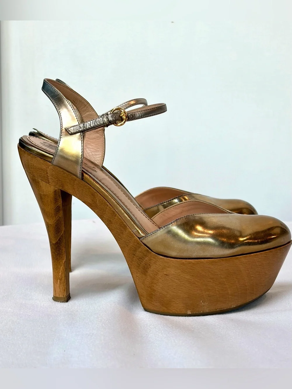 Gucci VTG Metallic Gold Platform Buckle Sandals, wooden heels, 6.5, some scuffs